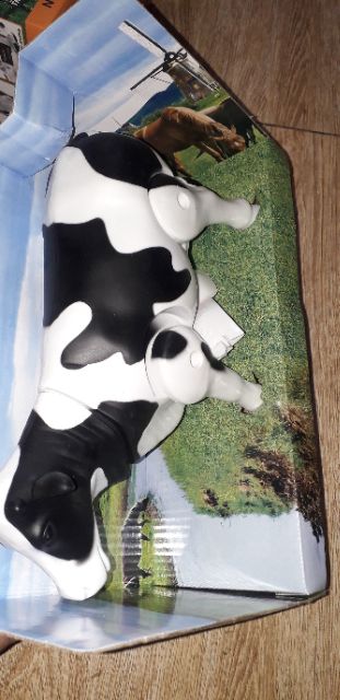 Chú Bò sữa mô hình chạy pin có nhạc và đèn Led tặng kèm pin