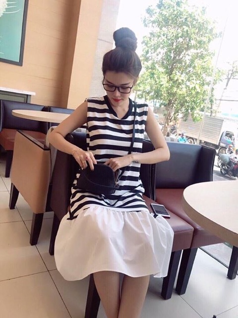 Đầm xoè sọc trắng đen