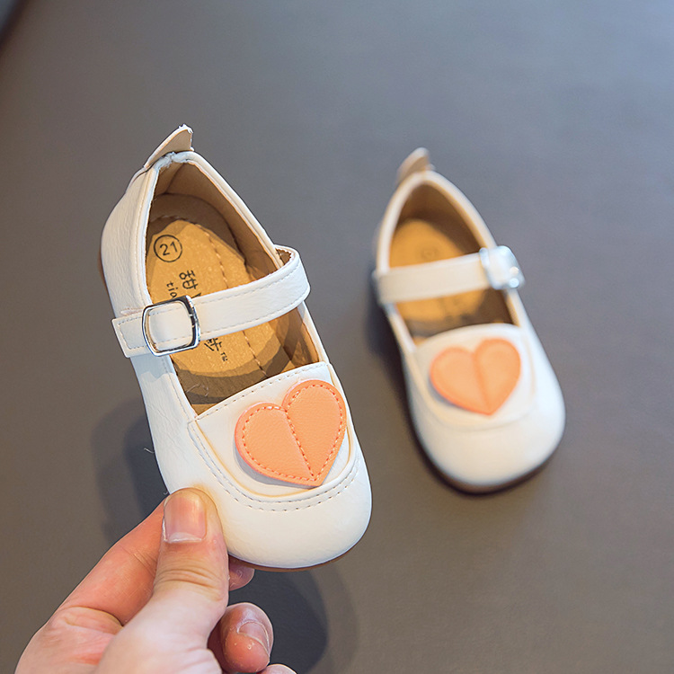 Giày da hình trái tim dễ thương cho bé