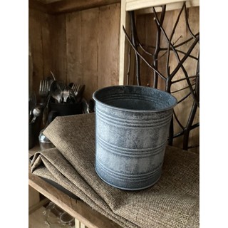 Lon cắm hoa bằng thiếc viền gân kích thước 12x13cm
