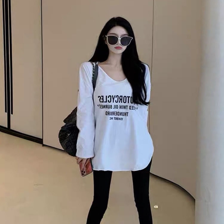 Áo thun COZOK tay dài dáng rộng xẻ tà in chữ phong cách Hàn Quốc