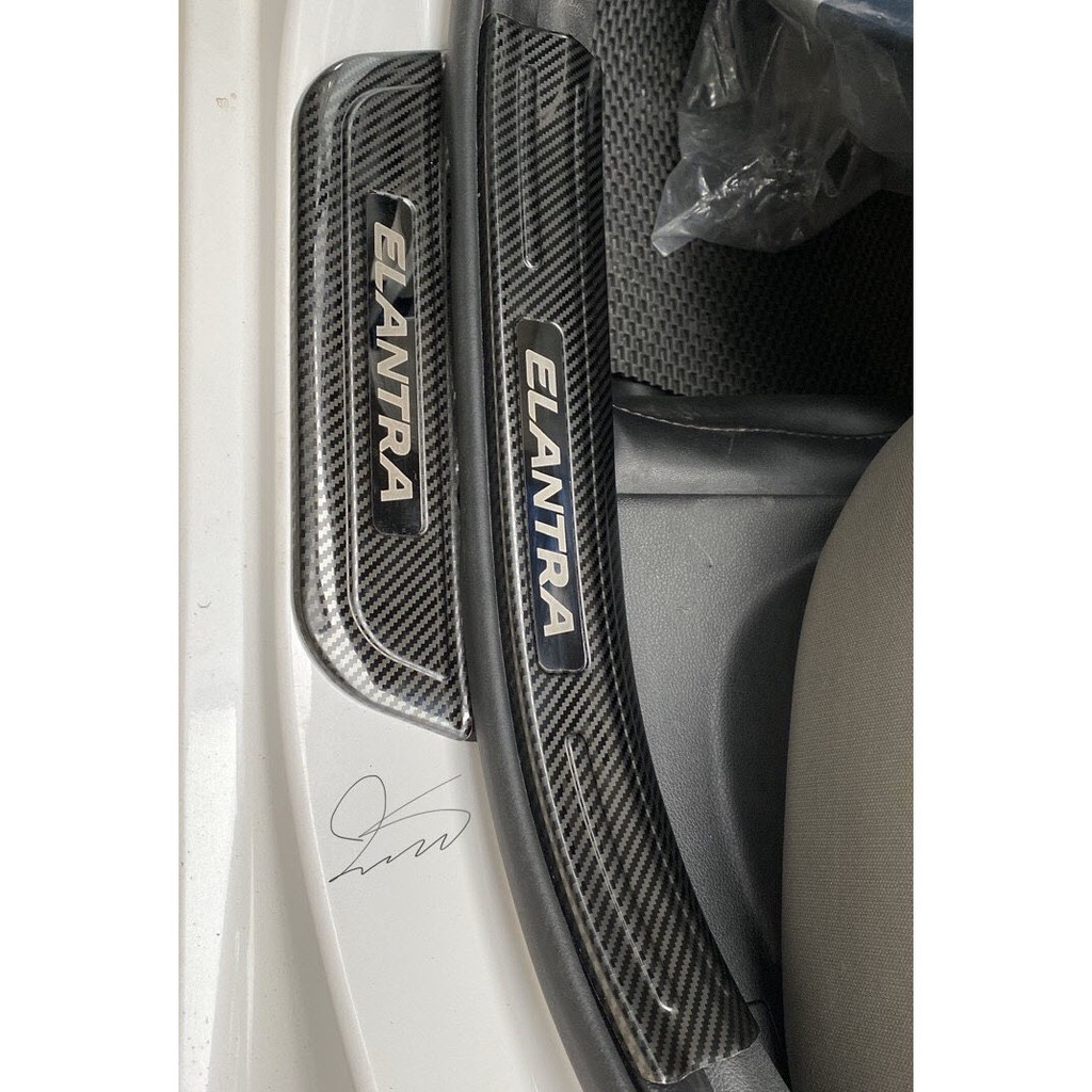 Ốp bậc cửa, nẹp bước chân Carbon xe Hyundai Elantra 2016 - 2021 mẫu vân cacbon cao cấp