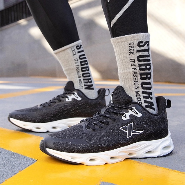 Giày Chạy Bộ Siêu Nhẹ Thoáng Khí Chất Liệu Mềm Mại Thời Trang Cho Nam Giới