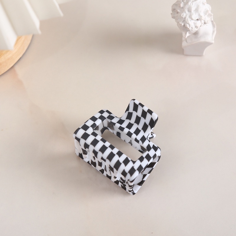 Kẹp tóc nhựa kẻ ca rô trắng đen