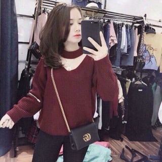 Áo len khoét cổ đỏ
