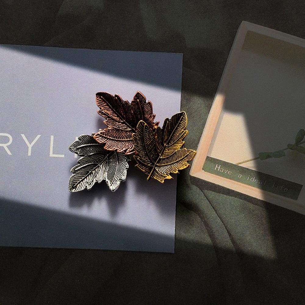 Huy hiệu cài áo hình lá phong kim loại cổ điển