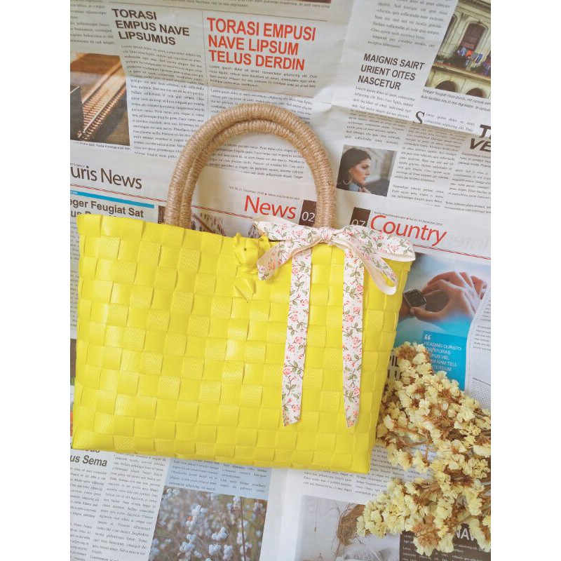 Giỏ đan đính nơ xinh