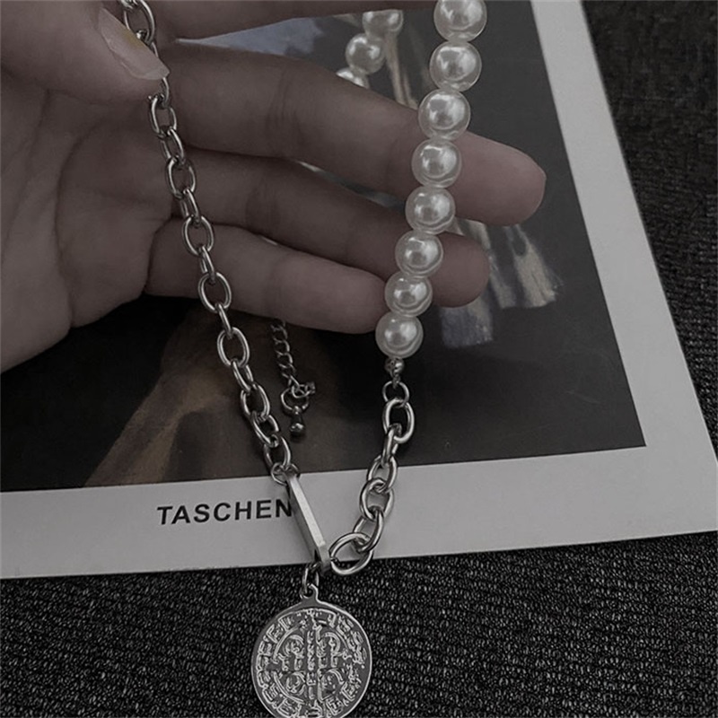 Dây chuyền thép titan mặt đĩa tròn đính ngọc trai thời trang