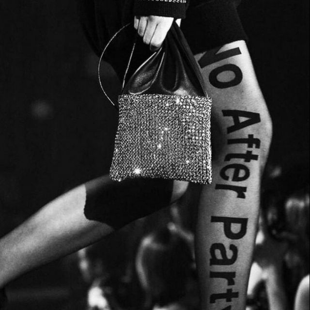 Tất / vớ lưới trong kiểu tattoo chữ No After Party phong cách thời trang Âu Mỹ sành điệu