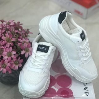 Giày sneakers