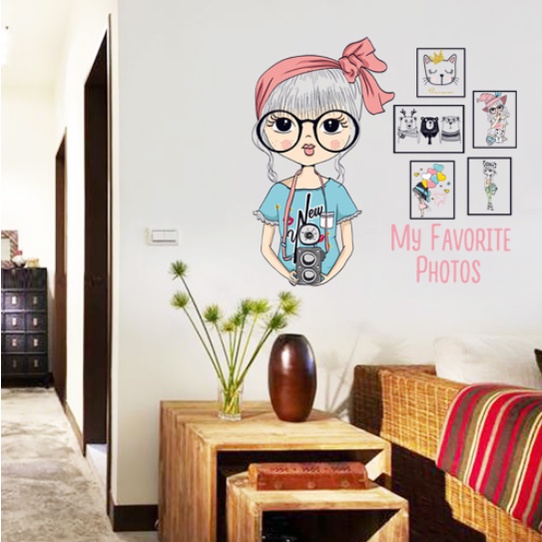 Decal trang trí tường - Cô gái với những bức tranh