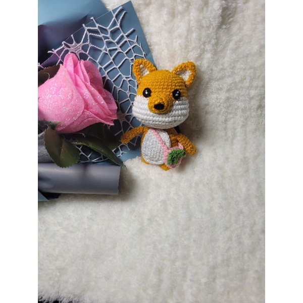 THÚ BÔNG BẰNG LEN HANDMADE, SHIBA ĐEO TÚI DÂU TÂY