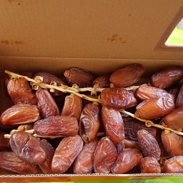 Quả Chà Là Nguyên Cành Không tẩm Đường 500gr mềm ngọt Freshdates