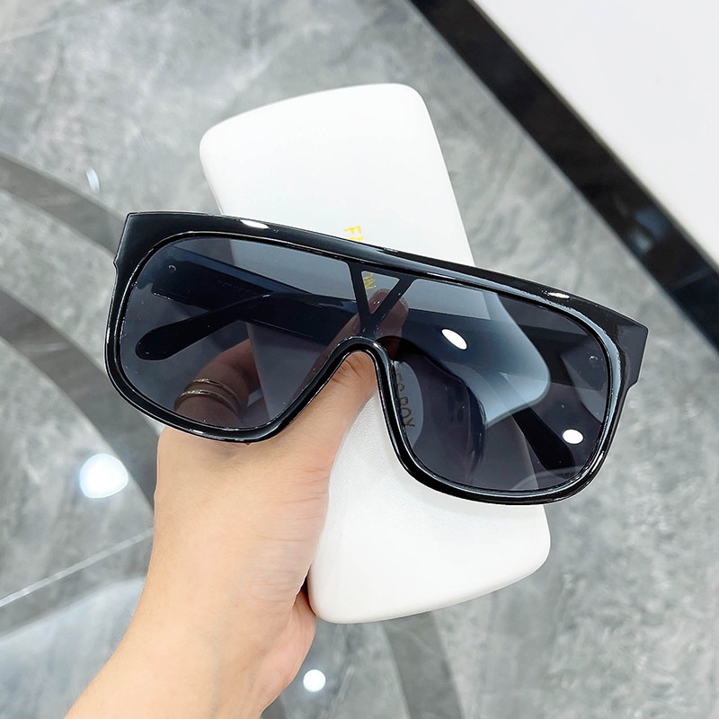 Kính râm gọng vuông thời trang 2021
