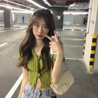 Croptop cổ V xẻ tà
