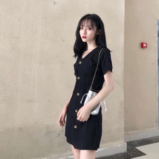 Váy đen cúc giữa