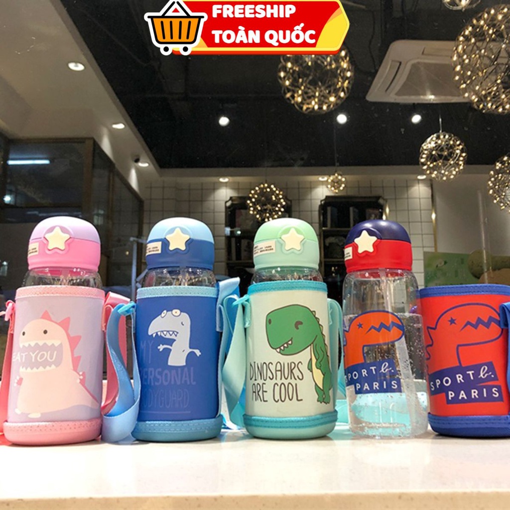 PVN32698 Bình nước cho bé hình khủng long ngộ nghĩnh 700ml - có vòi hút, túi đựng kèm dây đeo T2 .