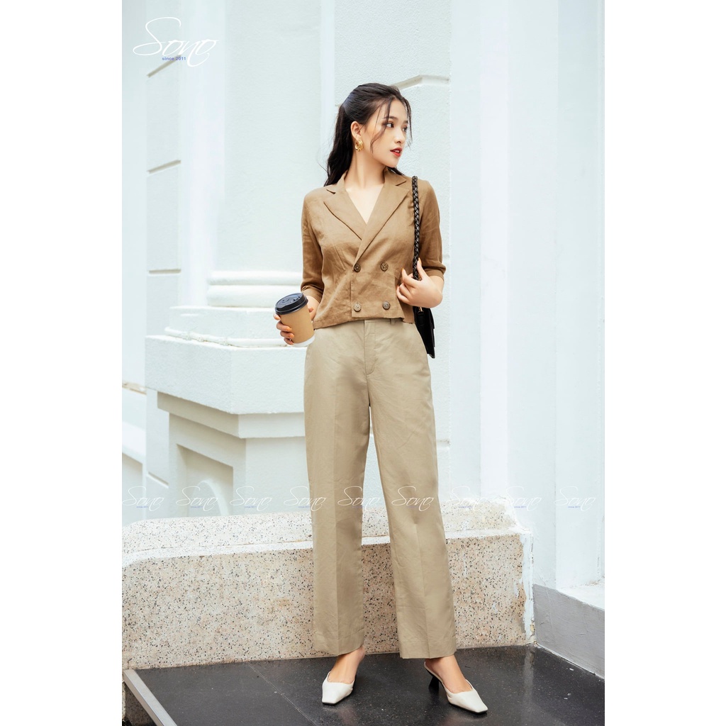 Sono - Áo Crop Top Chất Liệu Linen Màu Nâu Cổ Vest Tay Lửng 4 Nút Trước