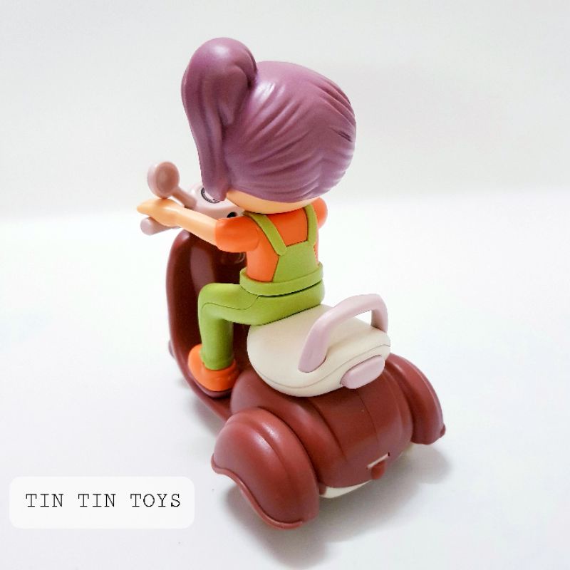 Đồ chơi cô bé chạy xe máy siêu dễ thương
