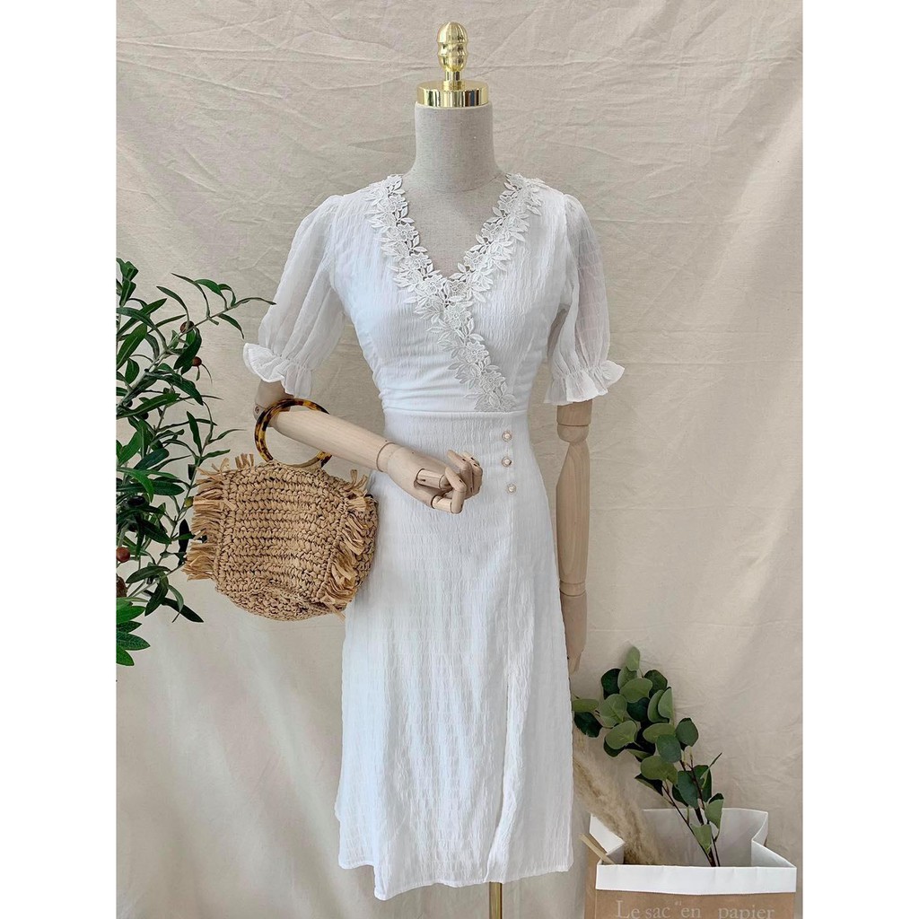 Đầm xốp cổ V viền ren xẻ tà