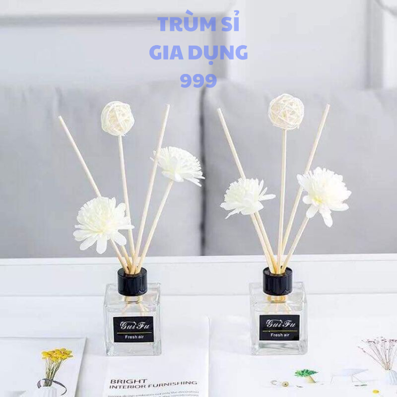 Chai tinh dầu thơm để phòng, bàn làm việc màu trắng, nước hoa để bàn làm việc