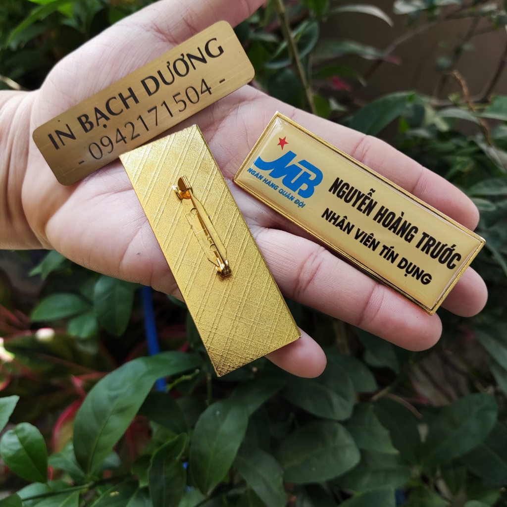 Bảng tên nhân viên cao cấp nhôm vàng In Bạch Dương