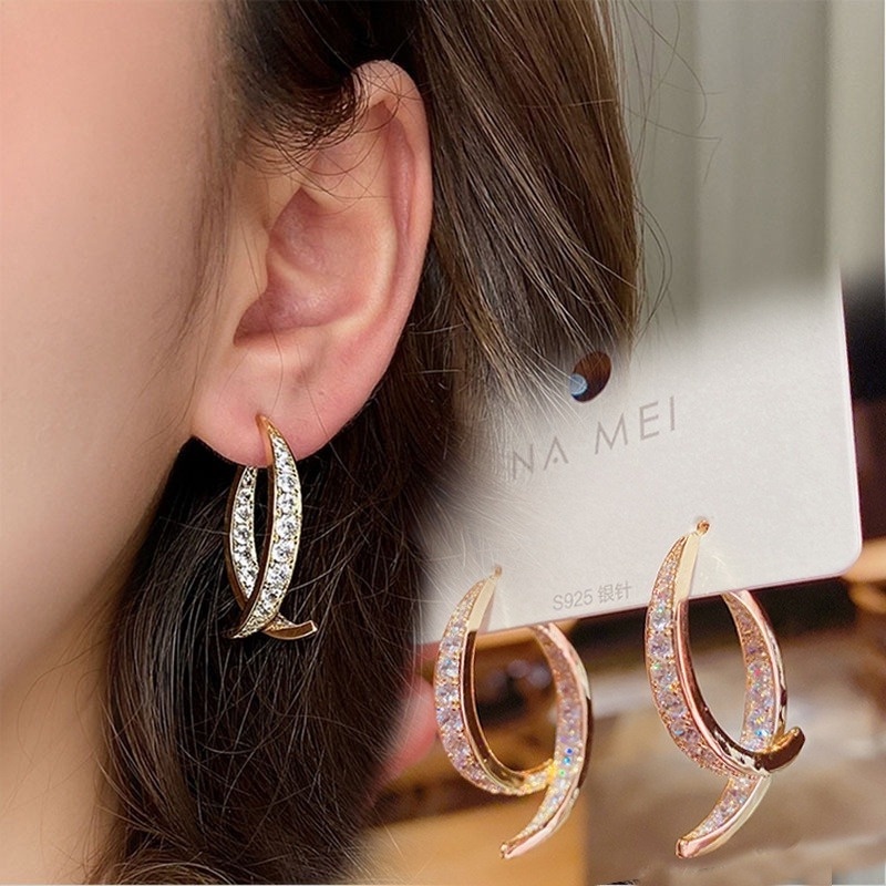 Đôi bông tai dài đính hạt đá kim cương dạng vòng cong chéo nhau dành cho nữ