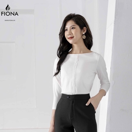 Áo thun cotton nữ cổ thuyền FIONA, áo thun dài tay dáng ôm, sọc tăm ngực phối ren F520687