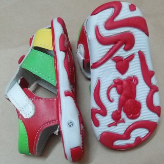 sandal tập đi gắn còi chit chít cho bé