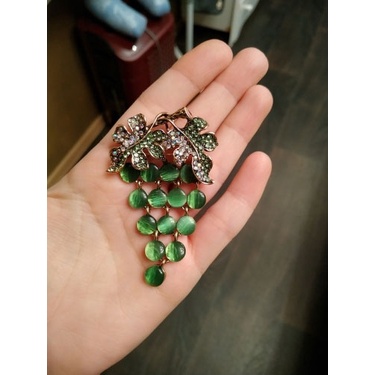 Ghim cài áo hình chùm nho đính đá và kim cương giả phong cách thời trang độc đáo