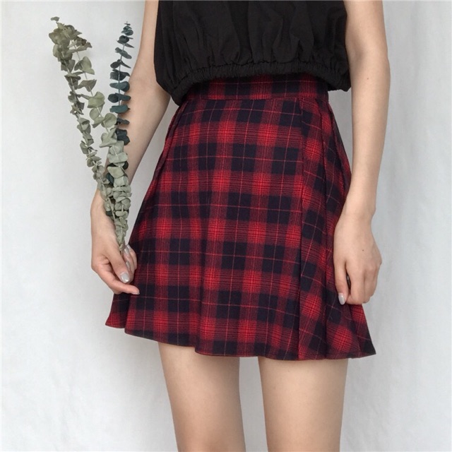 Váy kẻ đỏ