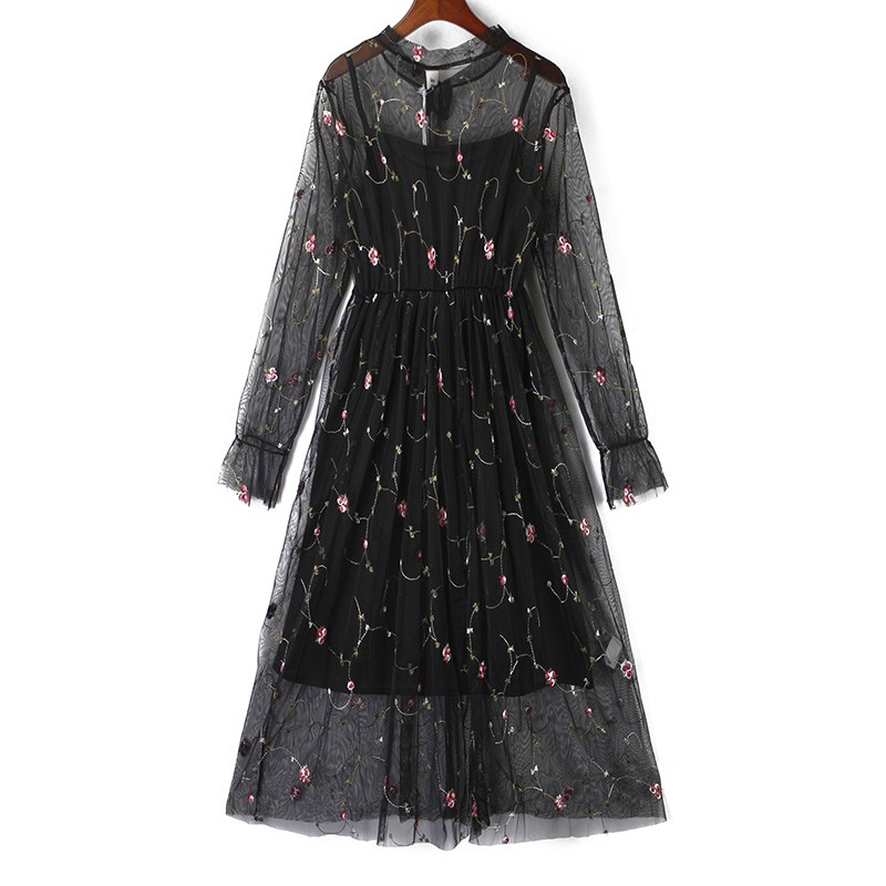 Váy ren dáng dài + váy hai dây