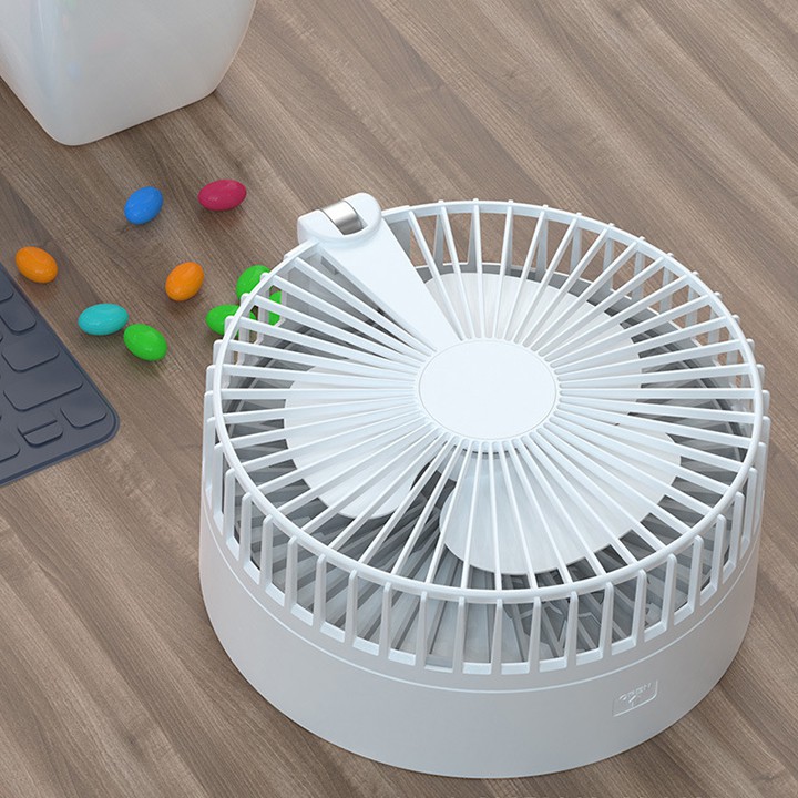 Quạt Để Bàn Tích Điện Gấp Gọn Đa Năng Phun Sương Điều Khiển Từ Xa Cao Cấp Chế Độ Gió Tự Nhiên 3 Tốc Độ Pin 7200mah