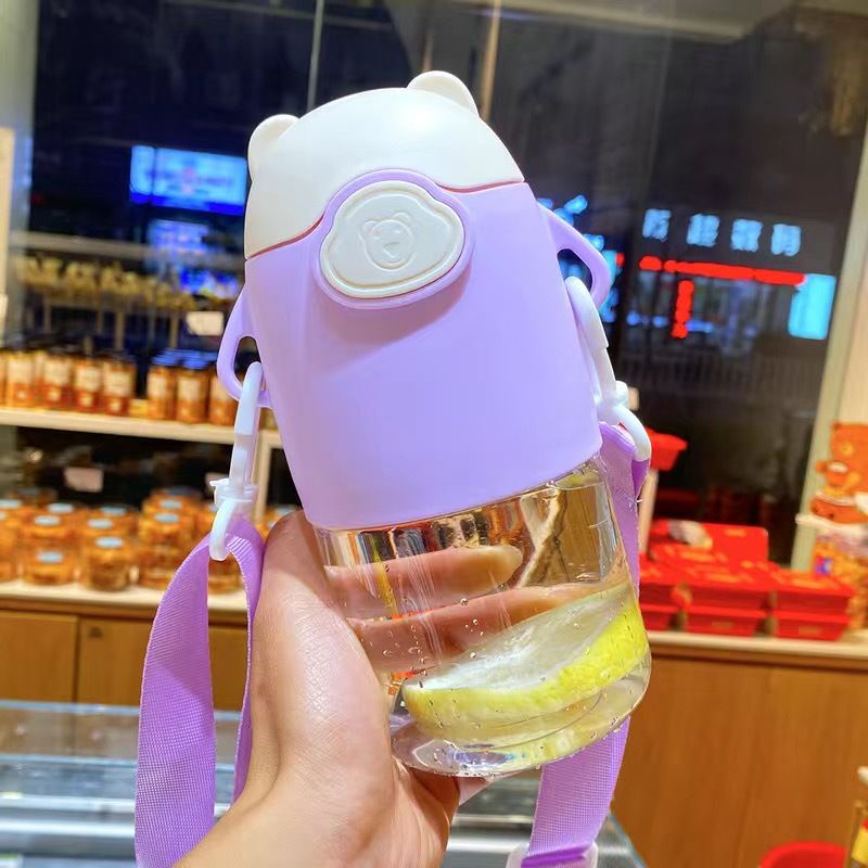 Bình nước hình gấu 600ml có sticker 3D và dán kèm dây đeo siêu dễ thương