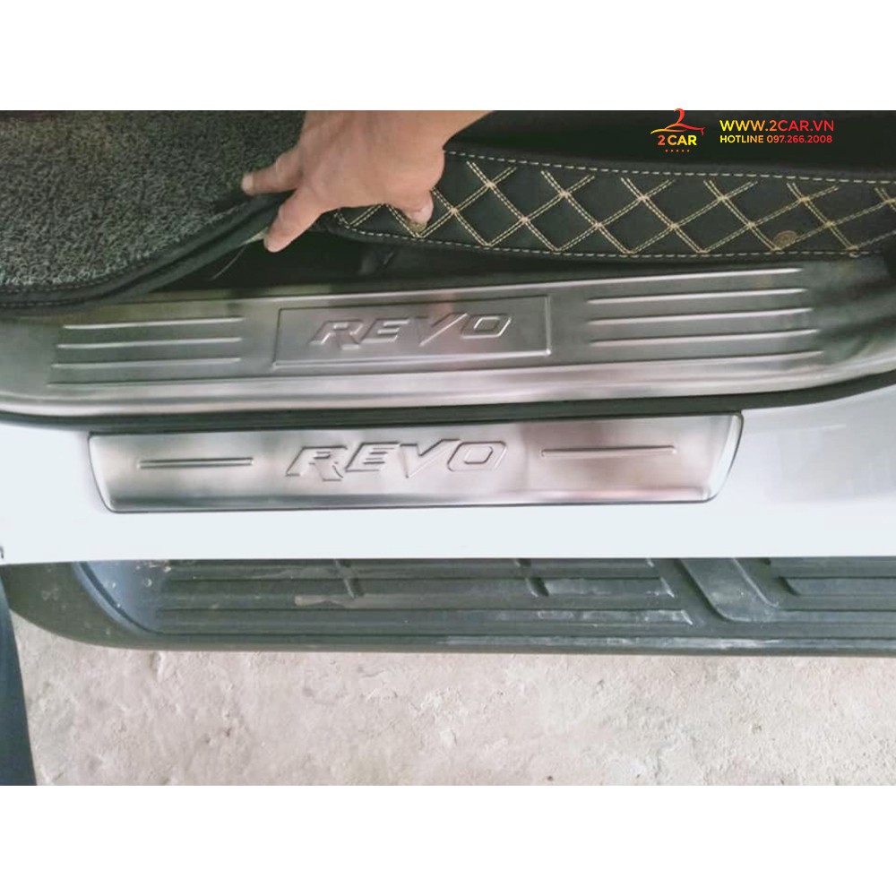 Bộ Ốp Bậc Cửa, Nẹp Bước Chân Trong Ngoài Xe HILLUX REVO 2018-2019 , chất liệu Inox