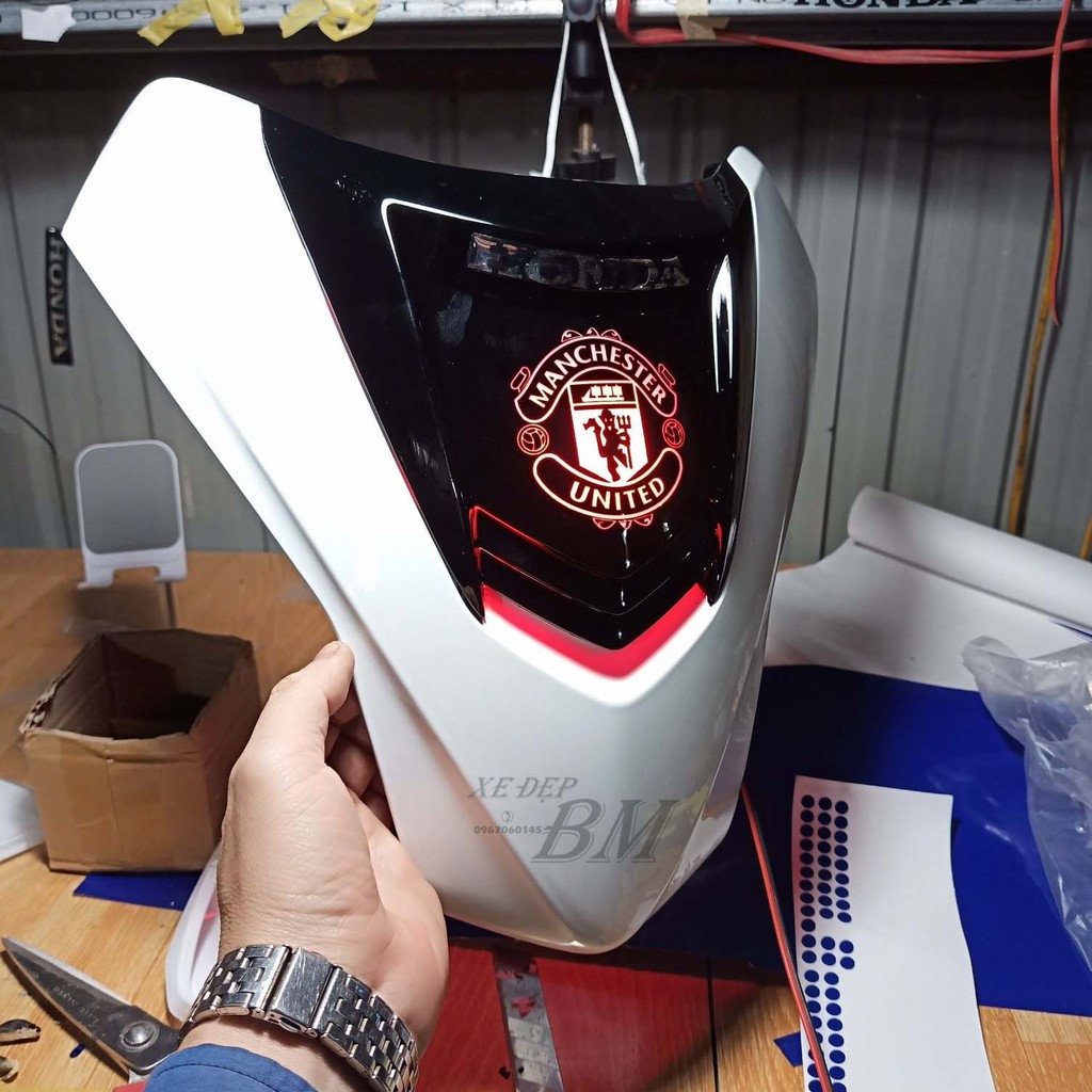 Mặt nạ 2 tầng wave A trắng độ led logo MU