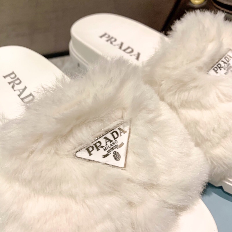 Dép thời trang nữ đế TPU chống trơn trượt quai ngang đính lông cừu prada