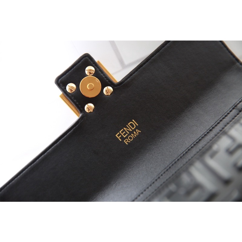 Ví W466-24 Clutch Fendi fullbox tag vàng vân da dập nổi kèm quai xinh Sang