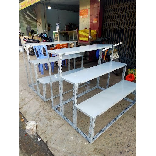 Kệ tam cấp v lỗ, bậc thang trưng bày gồm 3 bậc: dài 1m x rộng 30cm x cao 30-60-90cm