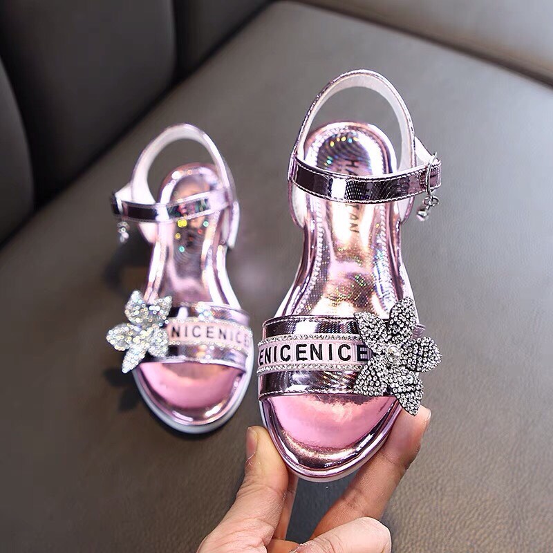 Sandal cho bé gái có gót da bóng có hoa đá ở quai mã mới yy1917