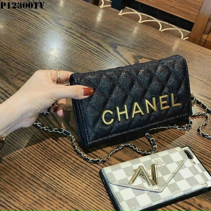 Ví cầm tay trần trám có chữ C.H.A NEl sz 20 có kèm dây đeo chéo