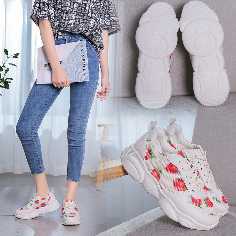 Giày sneaker thoáng khí hình dâu tây cho nữ
