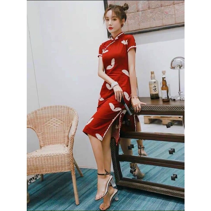 Đầm đỏ tân thời  sẻ tà 2 bên cổ thời trang họa tiết hình con bướm cực xinh phong cách mới mẻ