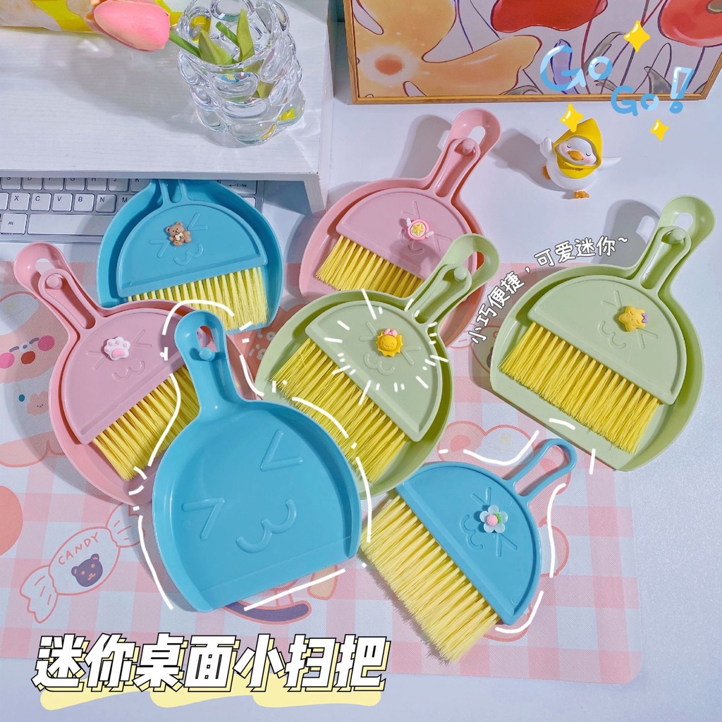 Chổi Kèm Xẻng Quét Bàn Thờ Chân Mềm Cán Tay Cầm Hình Ticker - Bộ Chổi Phủi Bụi Bàn Thờ MiNi Tiện Dụng [Màu Nghẫu Nhiên]