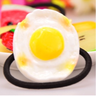 Cột tóc hoa quả.