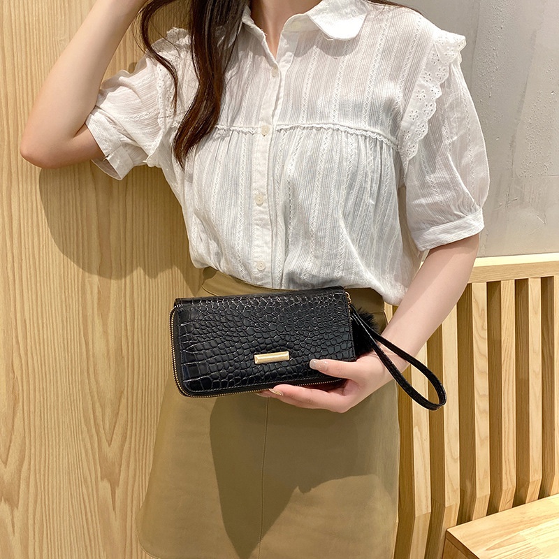 Ví cầm tay JASMIN NOIR dáng dài họa tiết da cá sấu phối dây kéo tua rua thời trang cho nữ