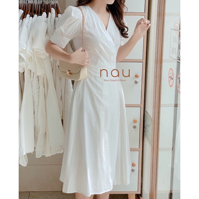 Đầm cổ V midi tà chéo xếp li 2 màu nâu/trắng