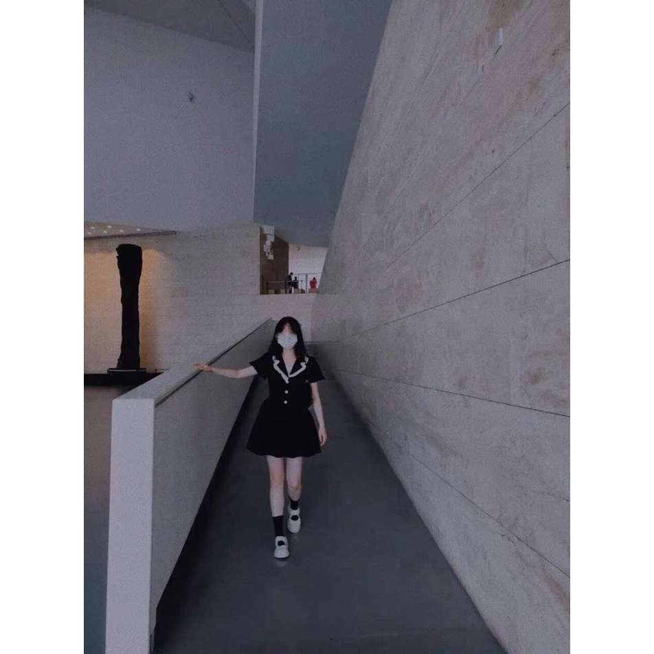 đầm fom ngắn cổ kiểu bẻ chữ V đính nút