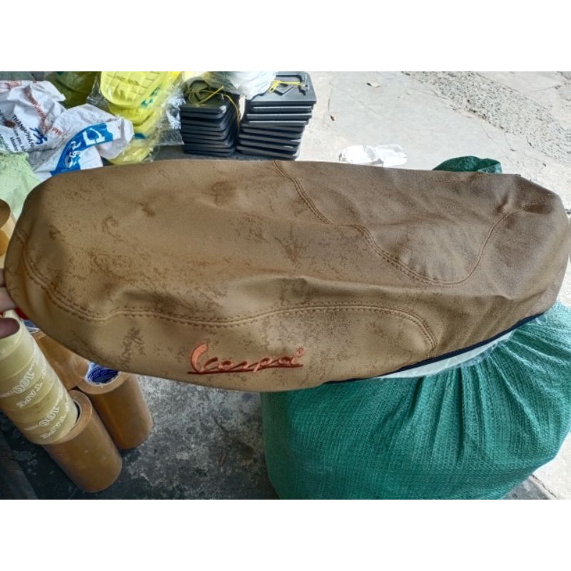 Da bọc yên Vespa Primavera 2013 có thêu chữ