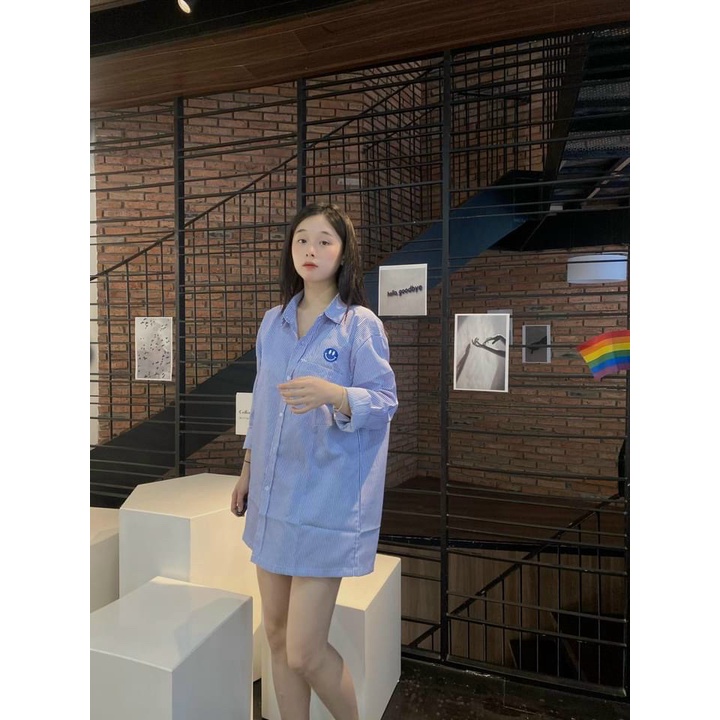 Áo Sơ Mi Nữ Sọc Xanh Thêu Mặt Cười Tay Dài Kiểu Mới Form Chuẩn Mặc Mặc Đẹp Dáng Xinh NEW UNISEX